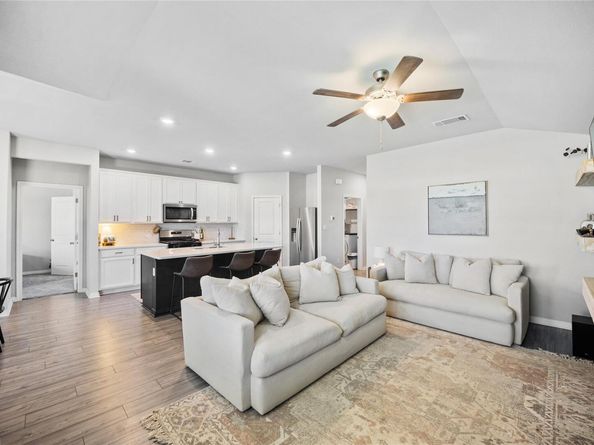 537 Loriner WAY, Liberty Hill TX 78642