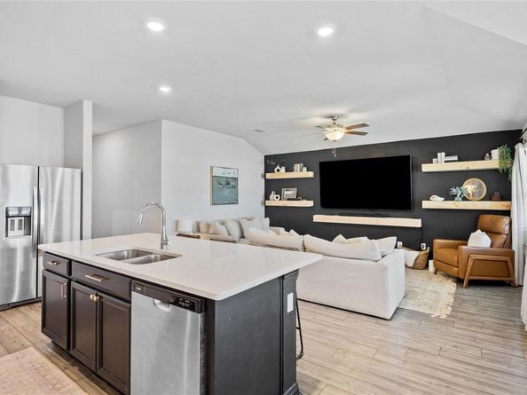 537 Loriner WAY, Liberty Hill TX 78642