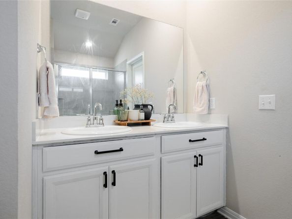 537 Loriner WAY, Liberty Hill TX 78642