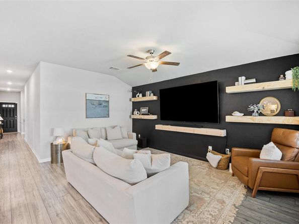 537 Loriner WAY, Liberty Hill TX 78642