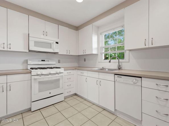 47 Valley Road B3, Cos Cob CT 06807