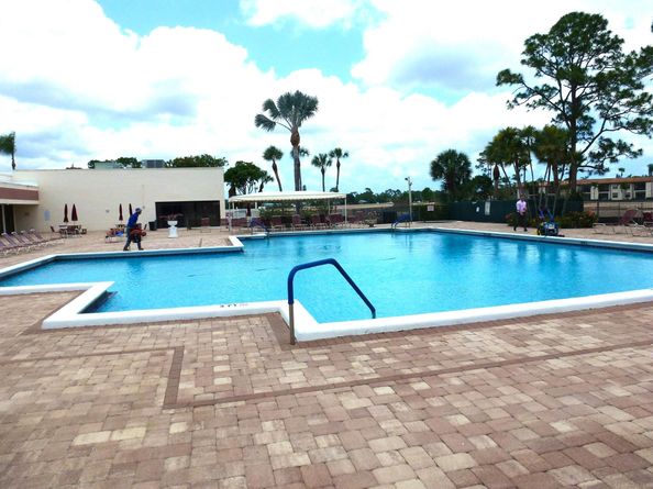 7586 Tahiti Lane 201, Lake Worth FL 33467