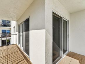 1206 S Lake Drive 203, Lantana FL 33462