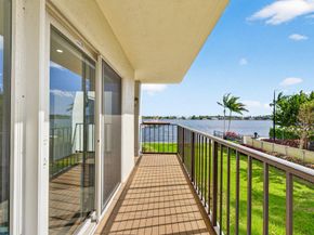 1206 S Lake Drive 203, Lantana FL 33462