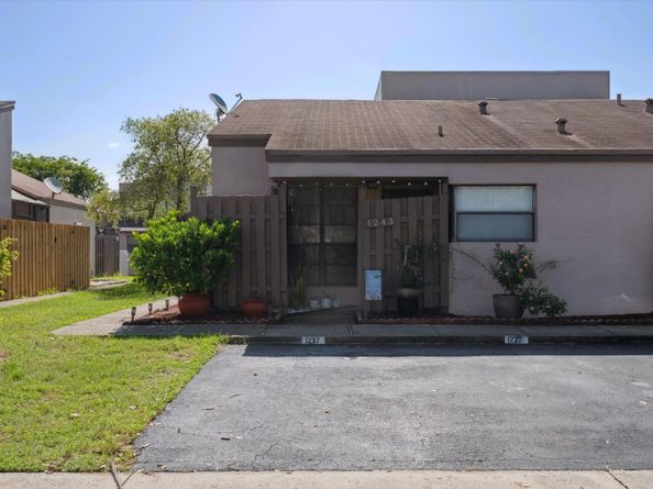 1237 NW 123rd Ter 1237, Pembroke Pines FL 33026