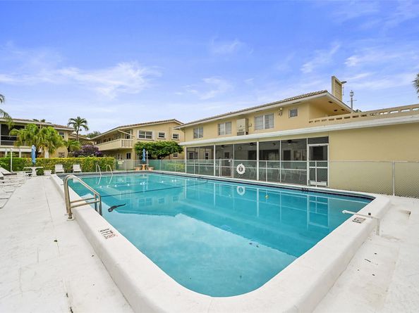 2111 NE 42nd Ct 201w, Lighthouse Point FL 33064