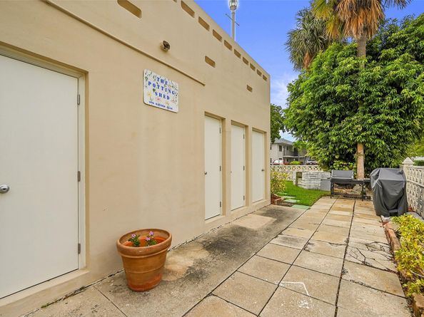 2111 NE 42nd Ct 201w, Lighthouse Point FL 33064