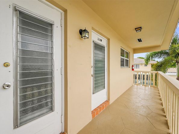 2111 NE 42nd Ct 201w, Lighthouse Point FL 33064