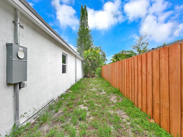127 NE 8th St, Pompano Beach FL 33060