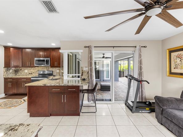 873 NW 70th Way, Margate FL 33063