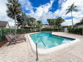 1450 Lakeview Cir, Coral Springs FL 33071