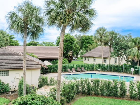 1450 Lakeview Cir, Coral Springs FL 33071