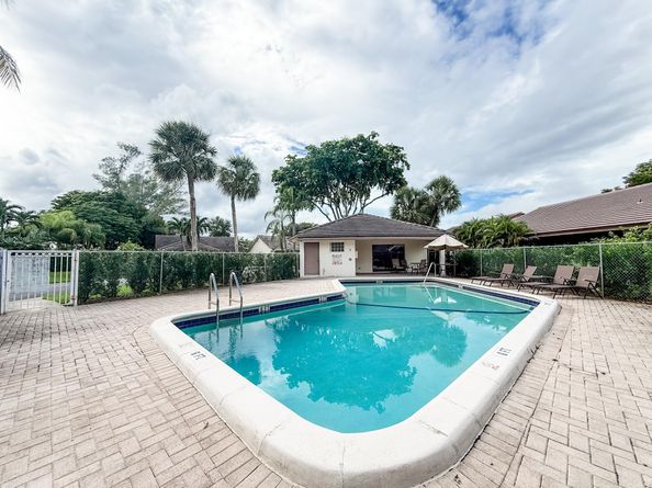 1450 Lakeview Cir, Coral Springs FL 33071