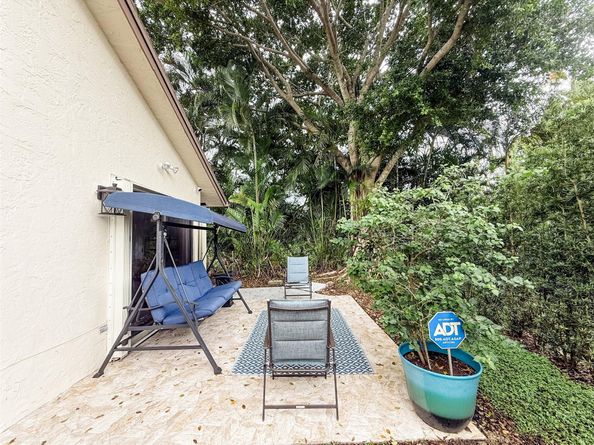1450 Lakeview Cir, Coral Springs FL 33071