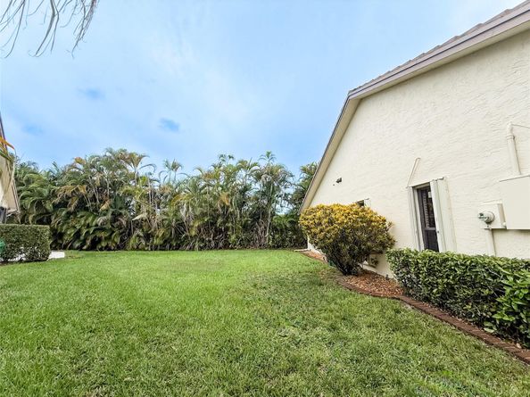 1450 Lakeview Cir, Coral Springs FL 33071