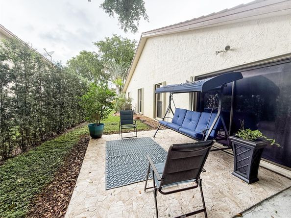 1450 Lakeview Cir, Coral Springs FL 33071