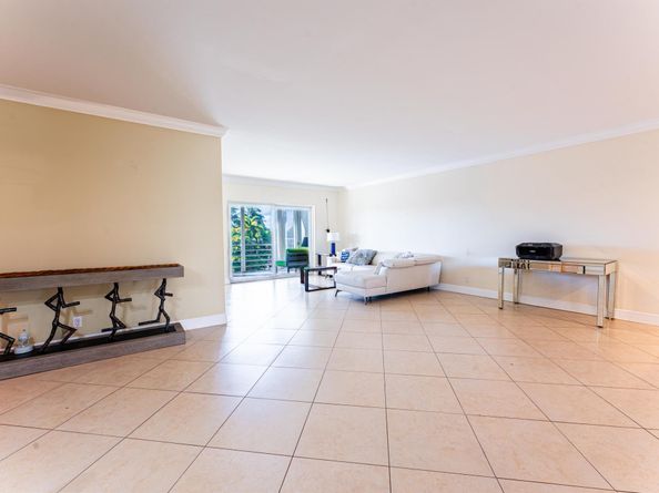 3010 NE 16th Avenue 303, Oakland Park FL 33334