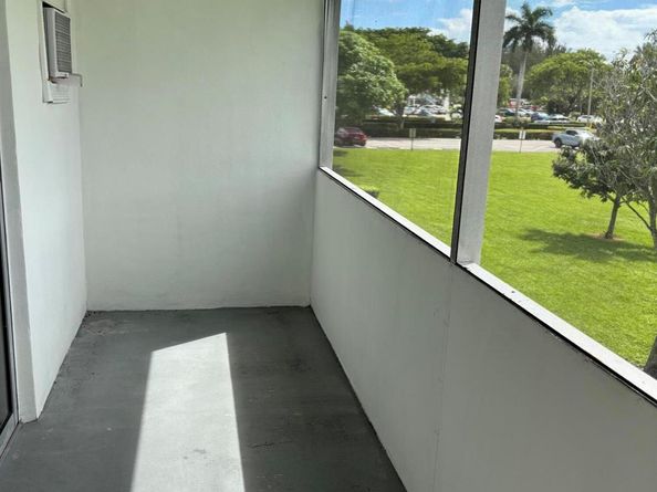 218 Windsor J, West Palm Beach FL 33417
