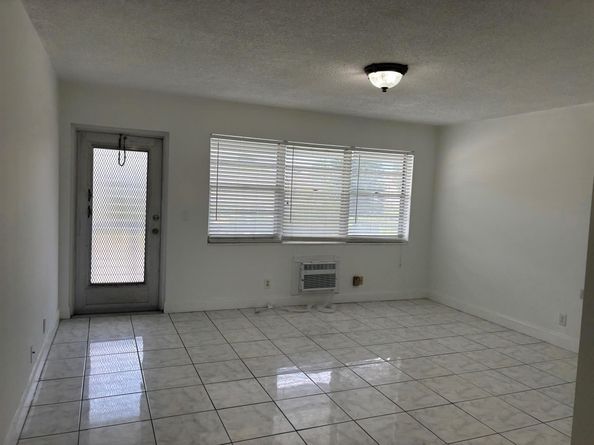 218 Windsor J, West Palm Beach FL 33417