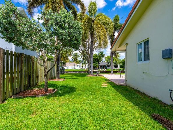 571 SE 12th St, Pompano Beach FL 33060