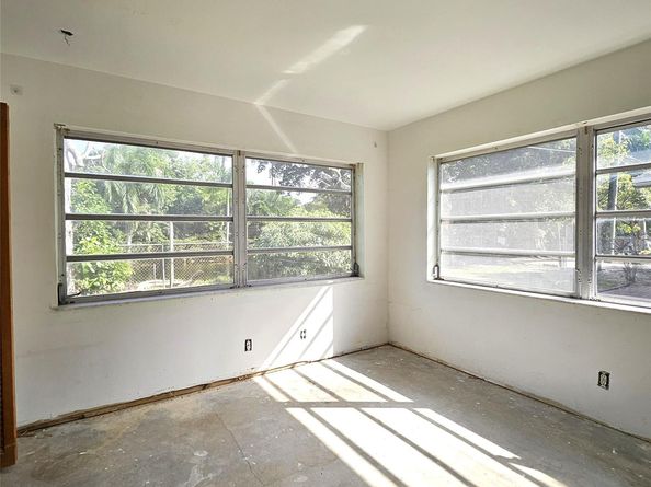 370 NW 65th Ave, Plantation FL 33317