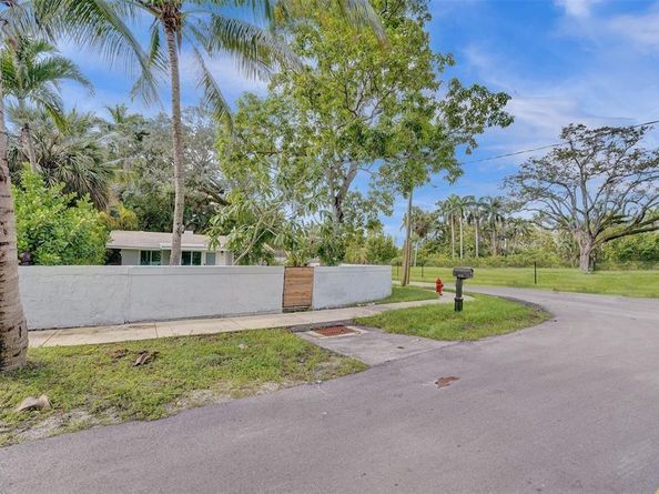 1836 SW 22nd St, Fort Lauderdale FL 33315