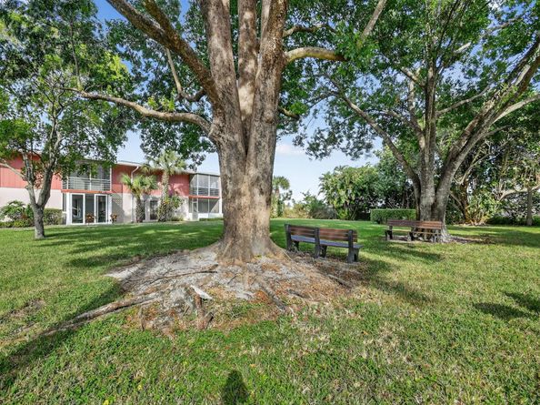 7 Golfs Edge D, West Palm Beach FL 33417