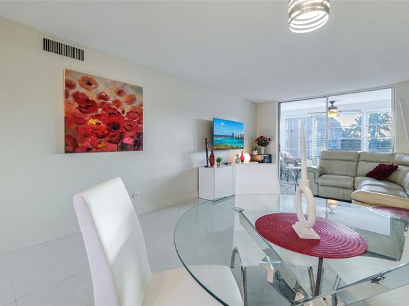 9380 Sunrise Lakes Blvd 207, Sunrise FL 33322