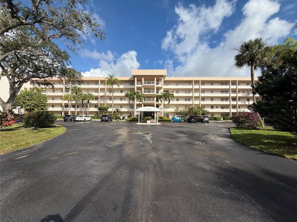 3930 Oaks Clubhouse Dr 304, Pompano Beach FL 33069