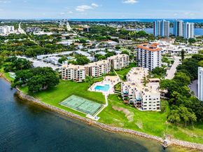 372 Golfview Road 101, North Palm Beach FL 33408