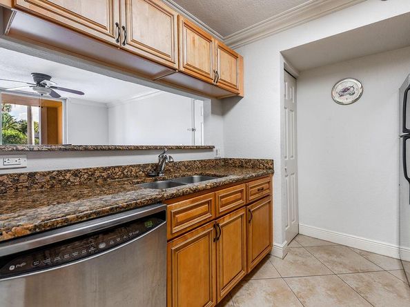 160 Yacht Club Way 109, Hypoluxo FL 33462