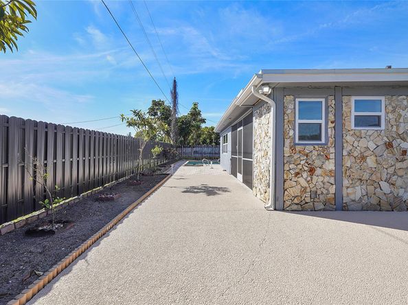 9680 NW 25th St, Sunrise FL 33322