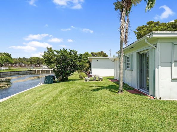 8421 NW 59th Pl, Tamarac FL 33321