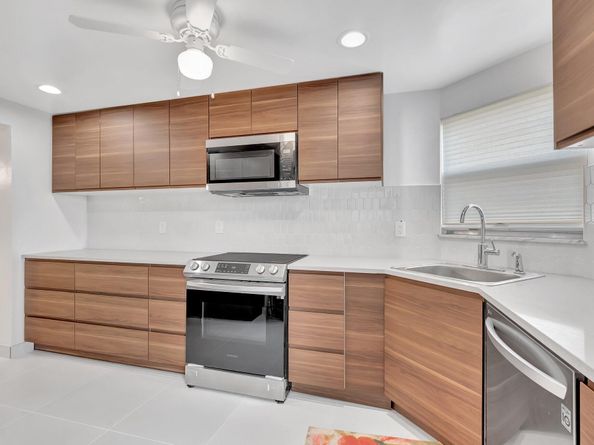 3590 Via Poinciana 205, Lake Worth FL 33467