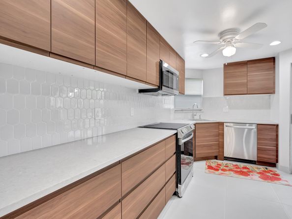 3590 Via Poinciana 205, Lake Worth FL 33467