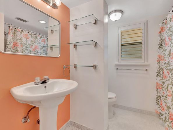 3590 Via Poinciana 205, Lake Worth FL 33467