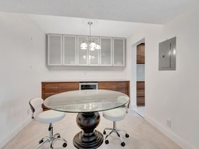 3590 Via Poinciana 205, Lake Worth FL 33467