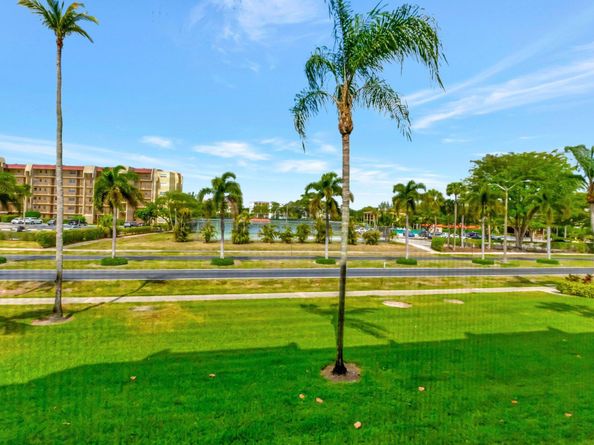 3590 Via Poinciana 205, Lake Worth FL 33467