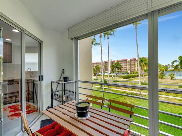3590 Via Poinciana 205, Lake Worth FL 33467