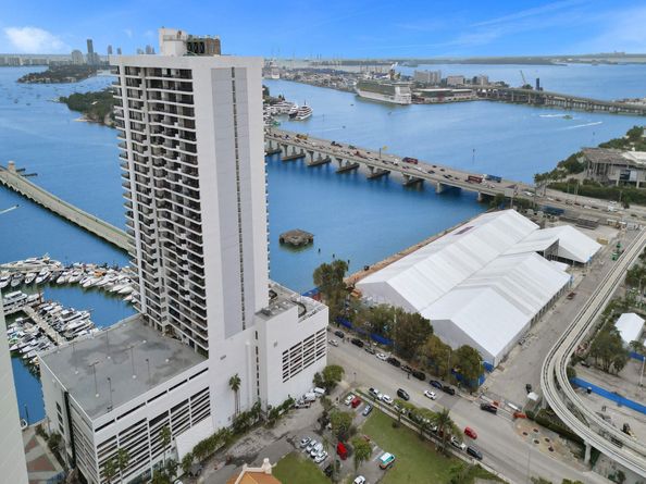555 NE 15th St T4(704), Miami FL 33132