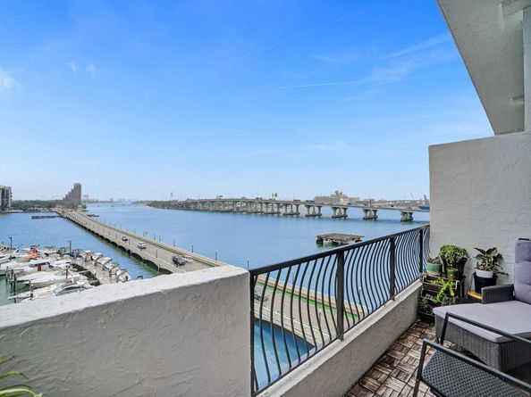 555 NE 15th St T4(704), Miami FL 33132
