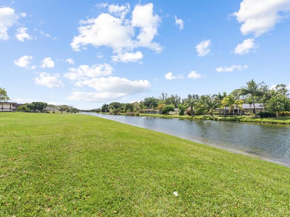 160 Ramblewood Circle, Royal Palm Beach FL 33411