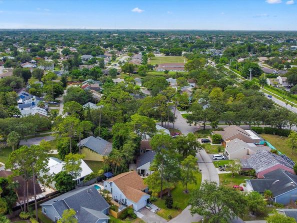 476 Golden Wood Way, Wellington FL 33414