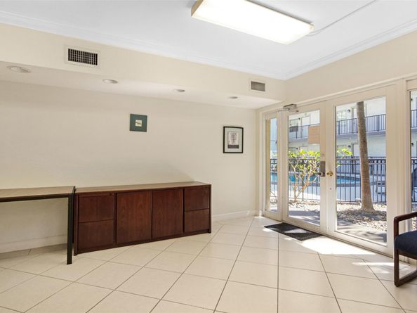 924 SE 2nd St 7, Fort Lauderdale FL 33301