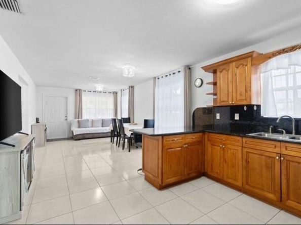 701 NE 6th St, Hallandale Beach FL 33009