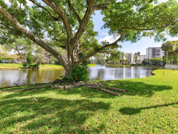 2230 N Cypress Bend Dr 306, Pompano Beach FL 33069