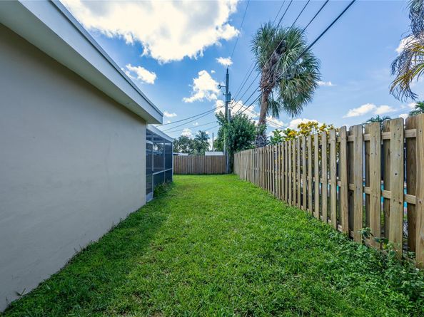 2025 NW 38th St, Oakland Park FL 33309