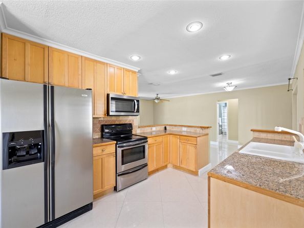 2025 NW 38th St, Oakland Park FL 33309