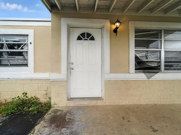 3196 N Seacrest Blvd, Boynton Beach FL 33435
