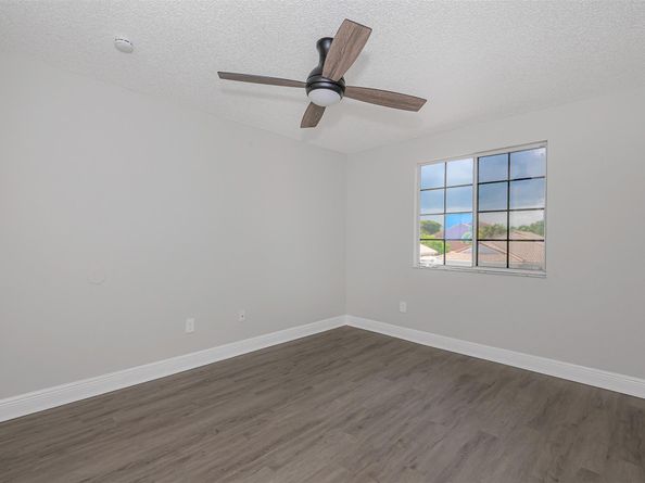 1040 NW 191st Ave, Pembroke Pines FL 33029